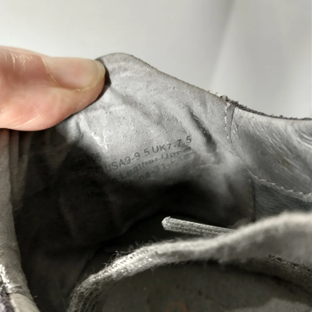 Aetrex Gray and Silver Snakeskin Print Sneakers‎ With Suede Accents, Size 9.5